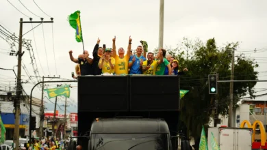 Flávio Bolsonaro mobiliza apoiadores em carreatas pelo interior e capitais de Goiás neste sábado