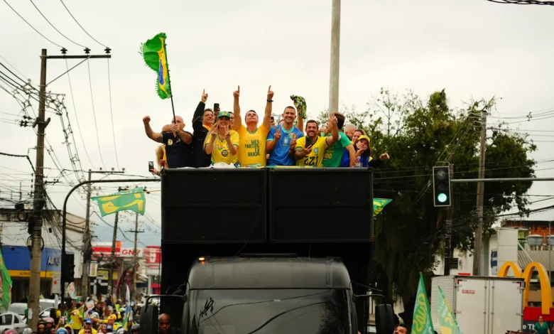 Flávio Bolsonaro mobiliza apoiadores em carreatas pelo interior e capitais de Goiás neste sábado