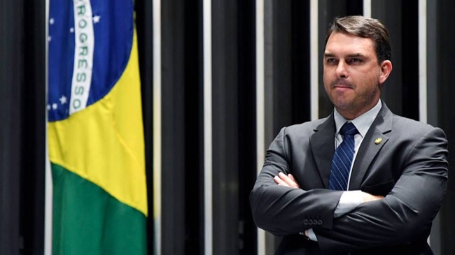 Flávio Bolsonaro vence Lula na Papudinha e na Venezuela no segundo turno