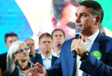 Flávio Bolsonaro volta atrás e garante participação em debate na Band