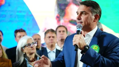 Flávio Bolsonaro volta atrás e garante participação em debate na Band