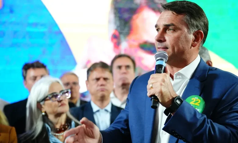 Flávio Bolsonaro volta atrás e garante participação em debate na Band
