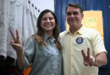 Flávio Bolsonaro vota no Rio de Janeiro Sob protestos e manifestações de apoio