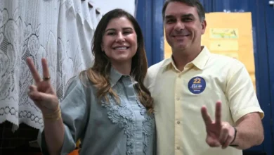 Flávio Bolsonaro vota no Rio de Janeiro Sob protestos e manifestações de apoio