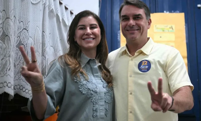 Flávio Bolsonaro vota no Rio de Janeiro Sob protestos e manifestações de apoio