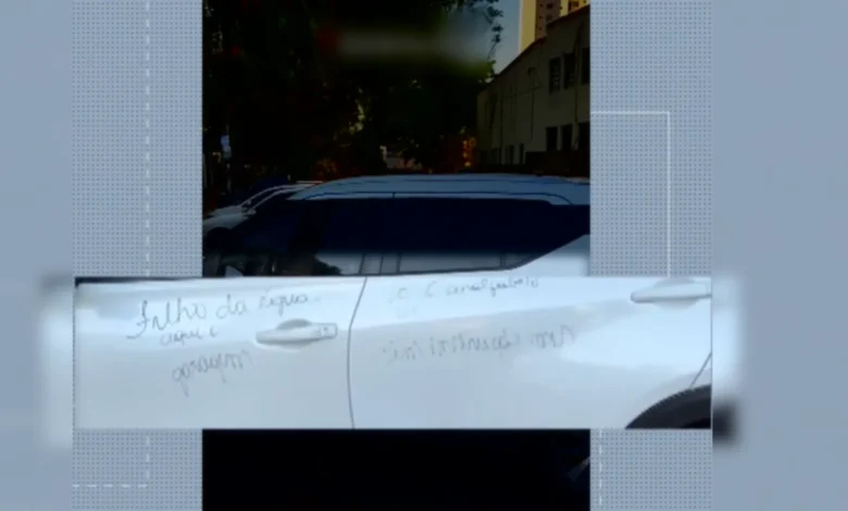 Frase irada escrita em carro após estacionar em garagem gera debate sobre trânsito em goiânia