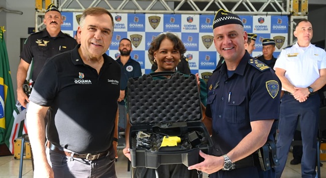 Goiânia moderniza Guarda Civil com entrega de armas de choque e novos veículos
