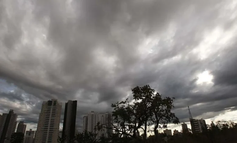 Goiás em alerta: frente fria traz tempestades e ventos fortes para mais de 100 cidades
