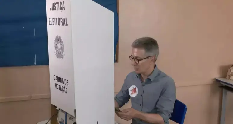 Governador Romeu Zema entra com celular na cabine de votação e alega falta de aviso
