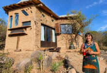 Lar sustentável: mulher ergue casa de barro e para-brisas em novo estilo de vida nas serras