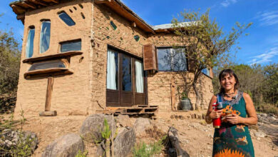 Lar sustentável: mulher ergue casa de barro e para-brisas em novo estilo de vida nas serras