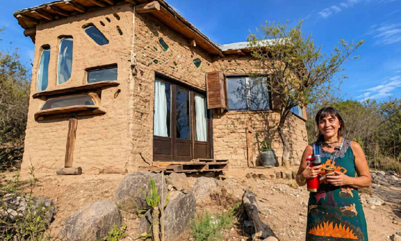 Lar sustentável: mulher ergue casa de barro e para-brisas em novo estilo de vida nas serras