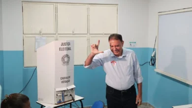 Luis Cesar Bueno (PT) exerce seu voto em Goiânia em dia de pleito decisivo