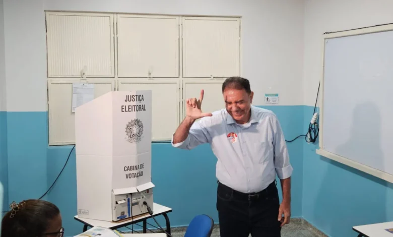 Luis Cesar Bueno (PT) exerce seu voto em Goiânia em dia de pleito decisivo