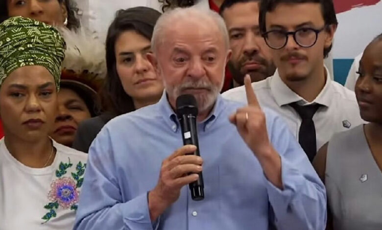 Lula cobra apoio de Flávio Bolsonaro ao projeto que extingue a jornada 6x1
