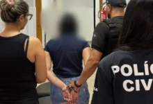 Mãe é presa em Goiás após agredir filho de 8 anos por foto tirada enquanto dormia