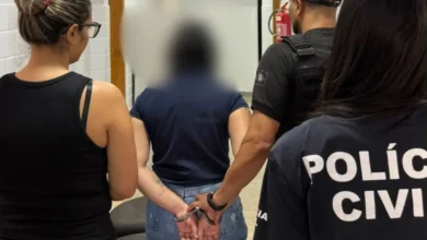 Mãe é presa em Goiás após agredir filho de 8 anos por foto tirada enquanto dormia