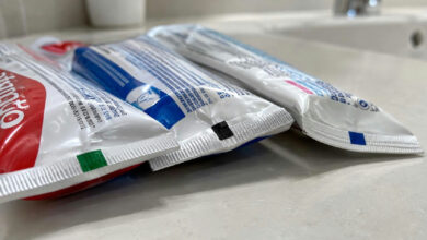 Marcas coloridas em tubos de pasta de dente: entenda a função real dos quadrados no verso