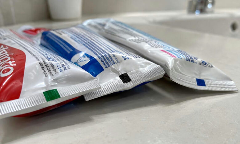 Marcas coloridas em tubos de pasta de dente: entenda a função real dos quadrados no verso