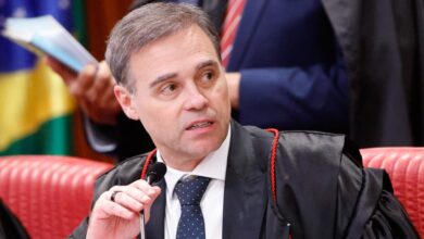 Mendonça decide que Lula e Flávio podem abrir sigilos por conta própria