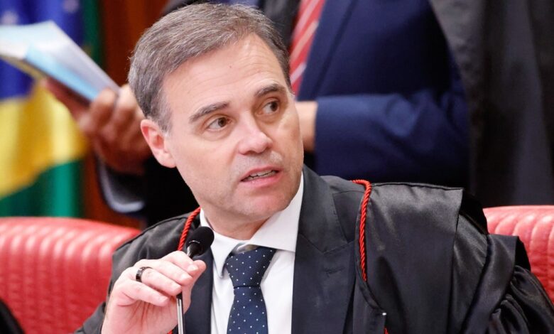 Mendonça decide que Lula e Flávio podem abrir sigilos por conta própria
