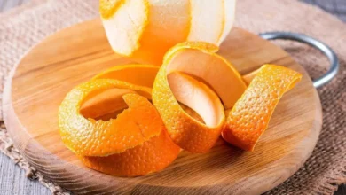 Mistura de cascas de laranja e vinagre rende limpador caseiro eficiente