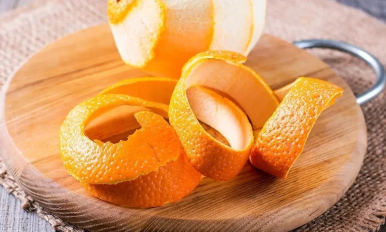 Mistura de cascas de laranja e vinagre rende limpador caseiro eficiente