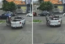 Motociclista para dentro de carroceria de caminhonete após colisão em avenida de Goiás