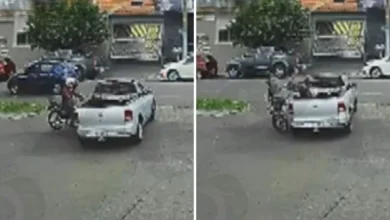 Motociclista para dentro de carroceria de caminhonete após colisão em avenida de Goiás