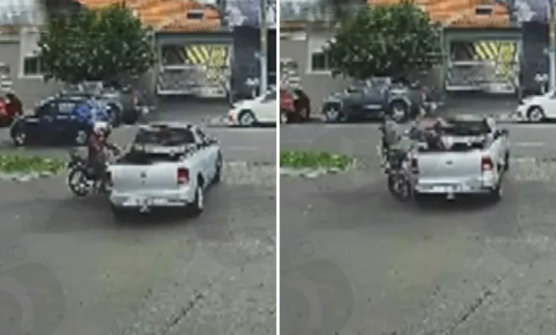 Motociclista para dentro de carroceria de caminhonete após colisão em avenida de Goiás