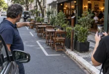 Motorista aciona agentes após restaurante ocupar vagas de rua com mesas e cadeiras sem alvará