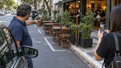 Motorista aciona agentes após restaurante ocupar vagas de rua com mesas e cadeiras sem alvará