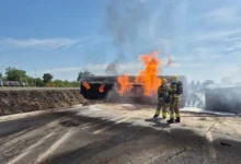 Motorista fica ferido após tombamento e incêndio de caminhão com diesel na BR-020 em Flores de Goiás