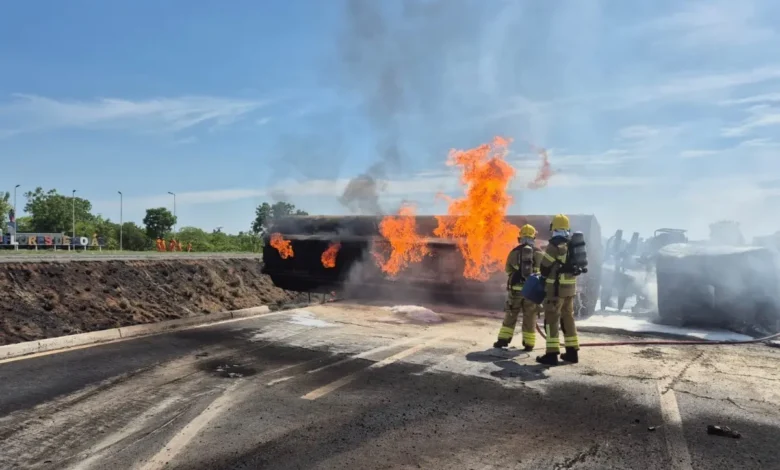 Motorista fica ferido após tombamento e incêndio de caminhão com diesel na BR-020 em Flores de Goiás