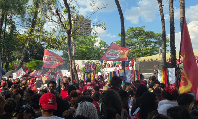 Multidão se mobiliza em Goiânia em ato de apoio a Lula antes do segundo turno