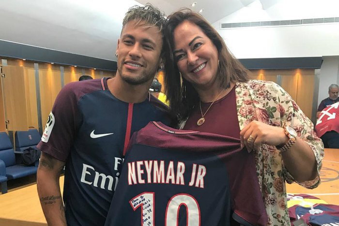 Neymar honra promessa de infância feita à mãe após superação de dificuldades financeiras