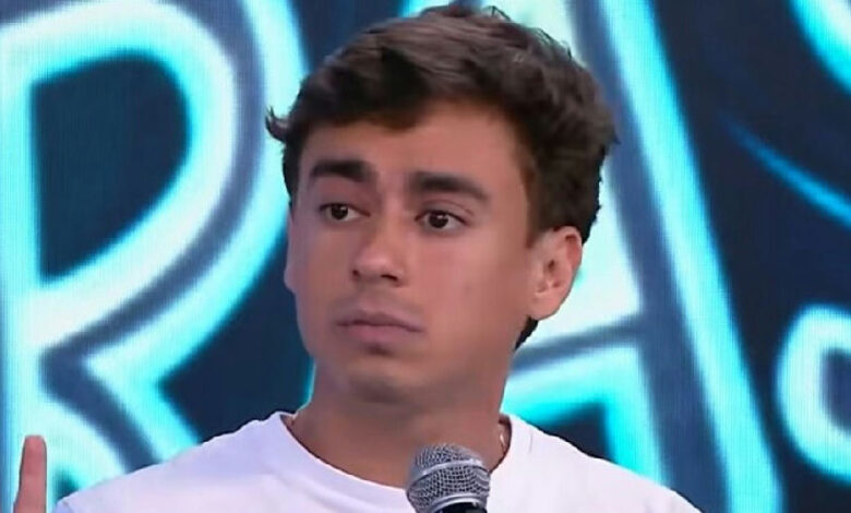 Nikolas Ferreira confirma exclusão de Carlos Bolsonaro de material de campanha em Santa Catarina