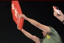 Nikolas Ferreira ergue caixão simulado do PT em evento de campanha em Manaus