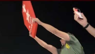 Nikolas Ferreira ergue caixão simulado do PT em evento de campanha em Manaus