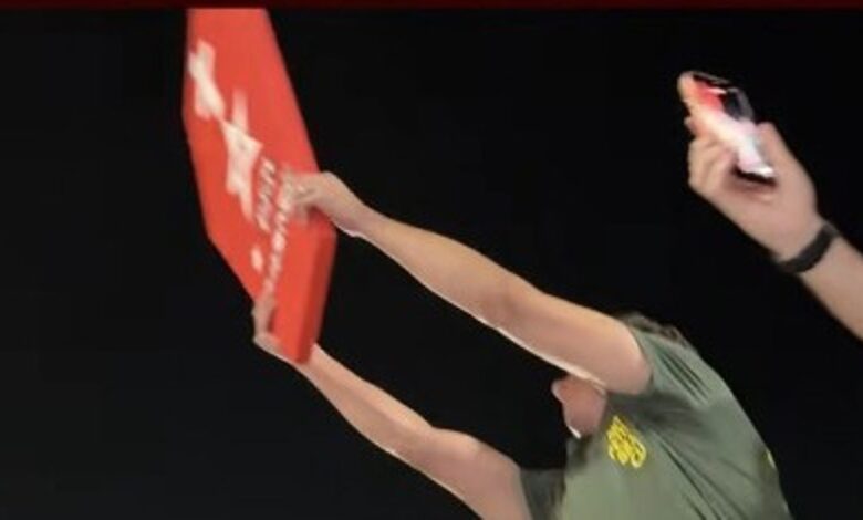 Nikolas Ferreira ergue caixão simulado do PT em evento de campanha em Manaus