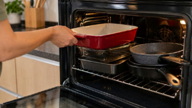 Os riscos de usar o forno como armário para panelas e formas