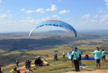 Parapente impulsiona turismo em Jaraguá com condições ideais para voos de longa distância