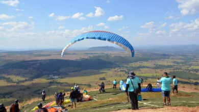 Parapente impulsiona turismo em Jaraguá com condições ideais para voos de longa distância