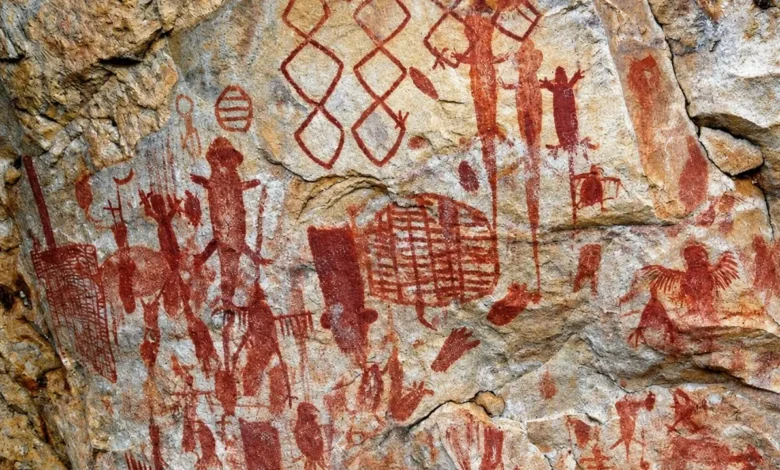 Paredões em Serranópolis guardam pinturas rupestres de 11 mil anos em Goiás