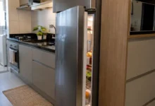 Planejamento de cozinha pequena falha na instalação e geladeira trava