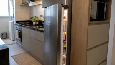 Planejamento de cozinha pequena falha na instalação e geladeira trava