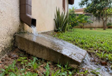 Por que colocar uma pedra sob a calha é uma estratégia vital para a estrutura da sua casa