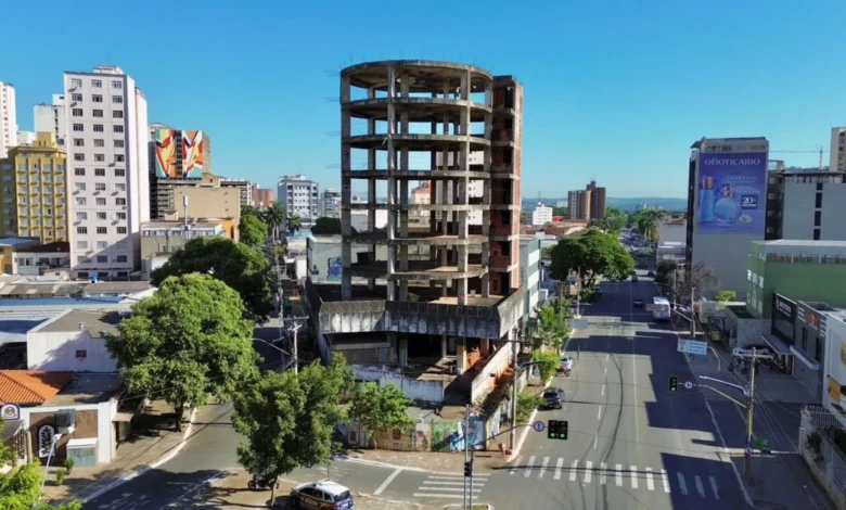 Prédio abandonado há 25 anos no Centro de Goiânia vai virar imóvel de aluguel