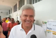 Ronaldo Caiado vota em Goiás e pede cautela até a apuração ao reafirmar aliança com Flávio Bolsonaro