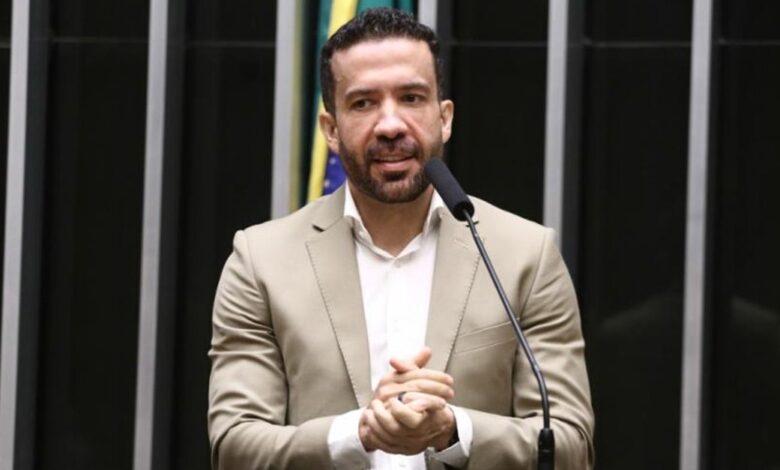 Tribunal arquiva representação contra deputado por postagem nas redes